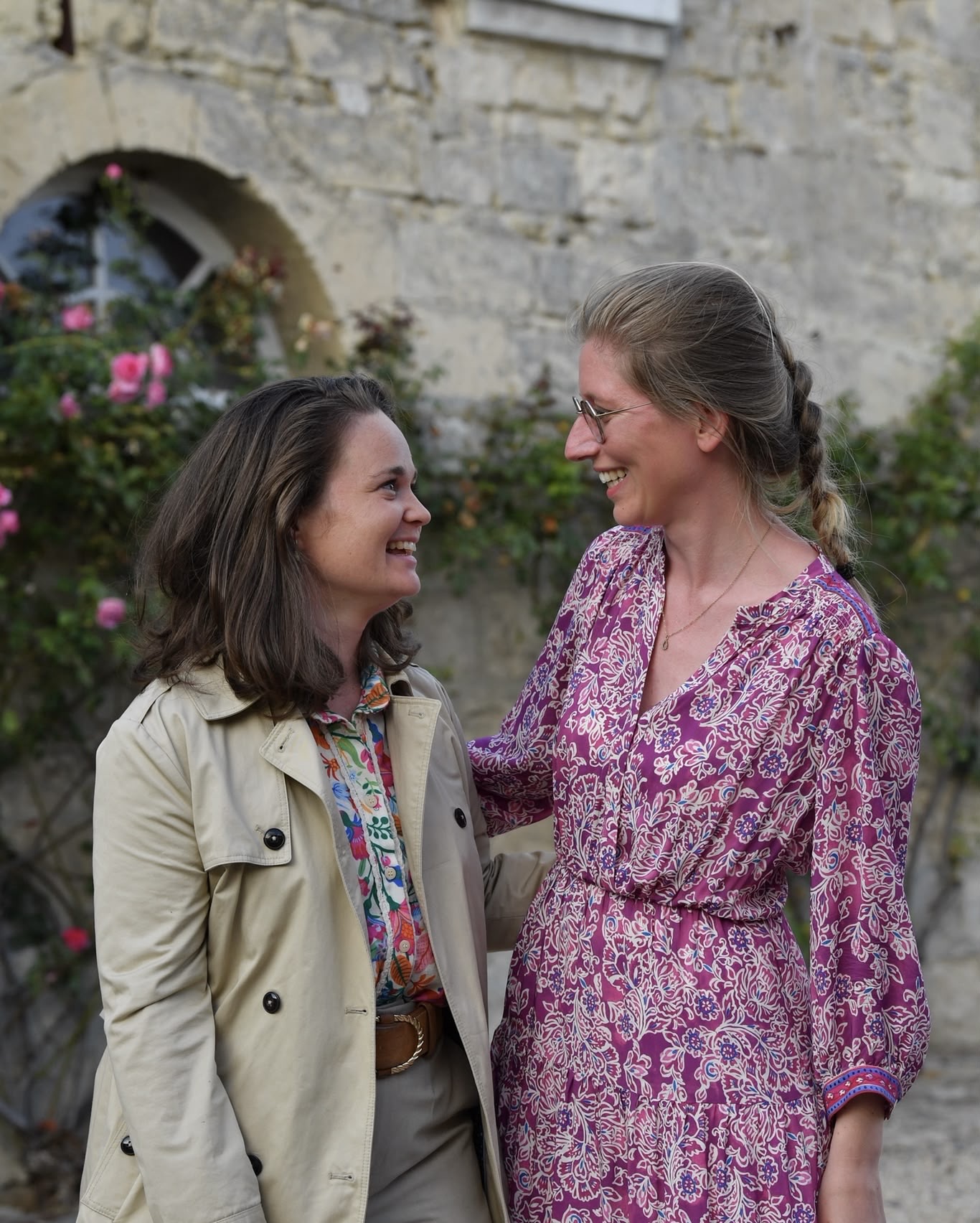 Dos amigas riendo en un pueblo francés