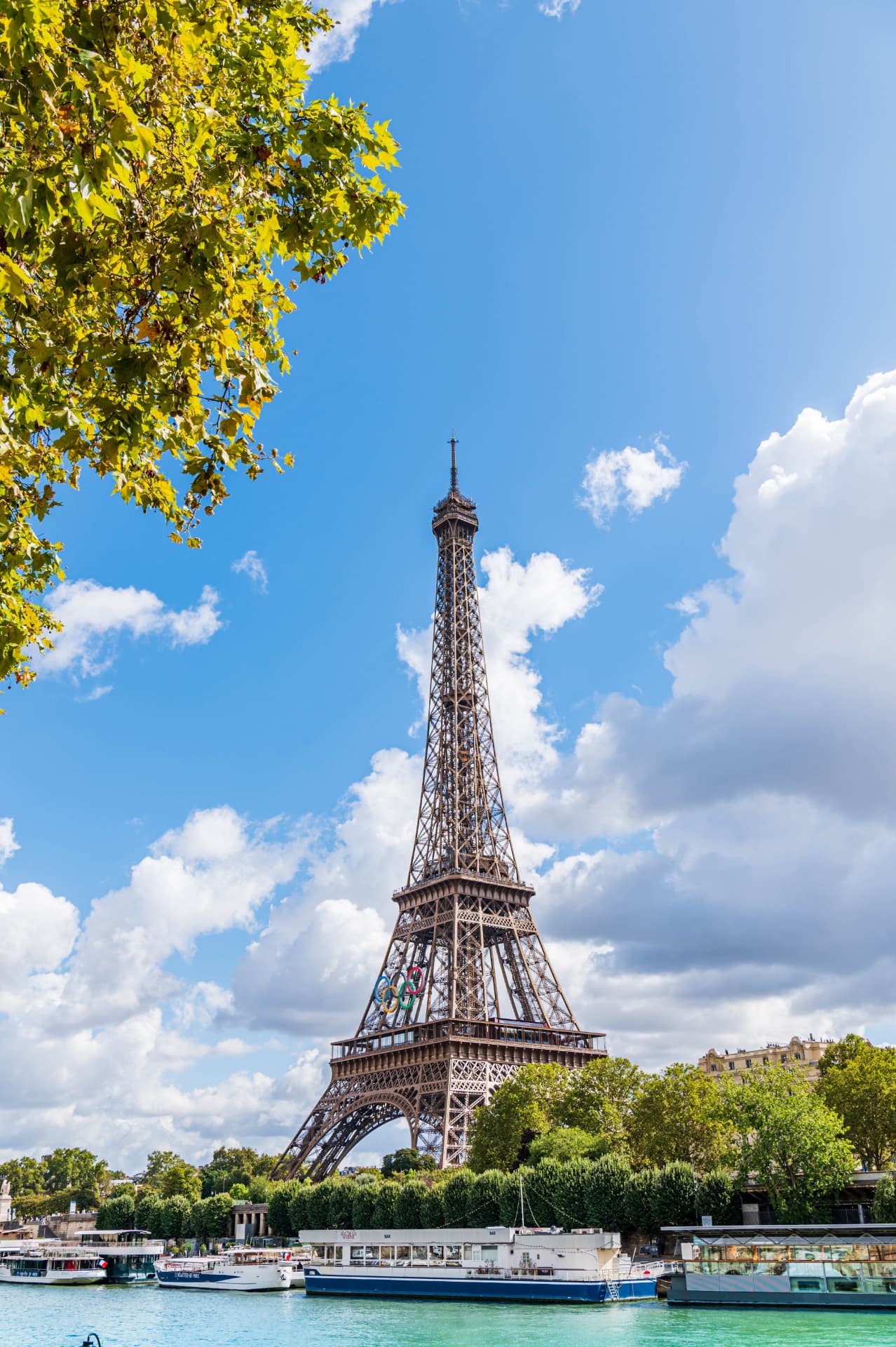 La Torre Eiffel vista desde el Sena