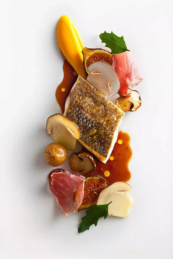 Plato gastronómico de pescado con higos y setas