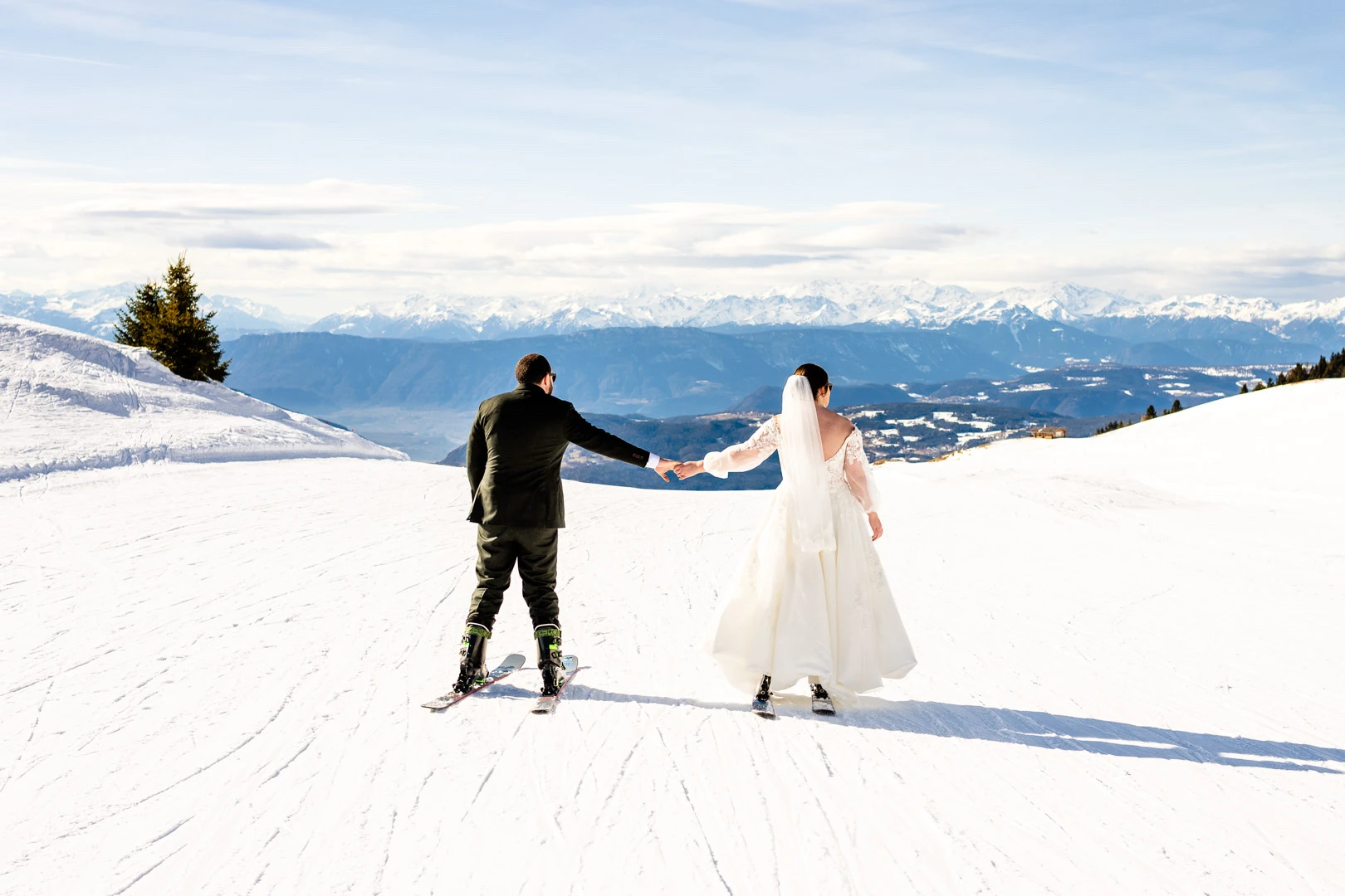 Novios esquiando en la montaña