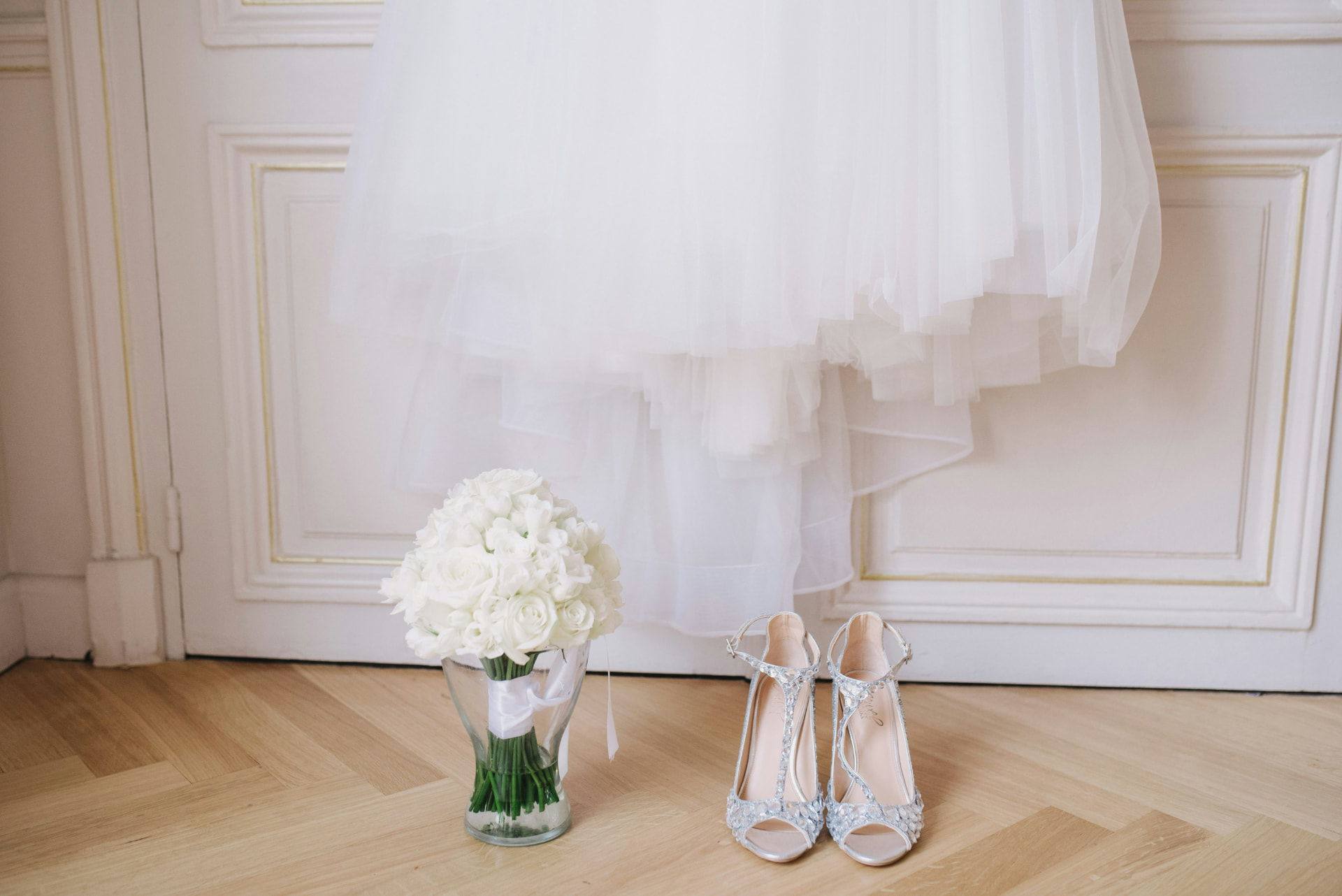 Ramo de novia y zapatos junto a un vestido de boda en Francia