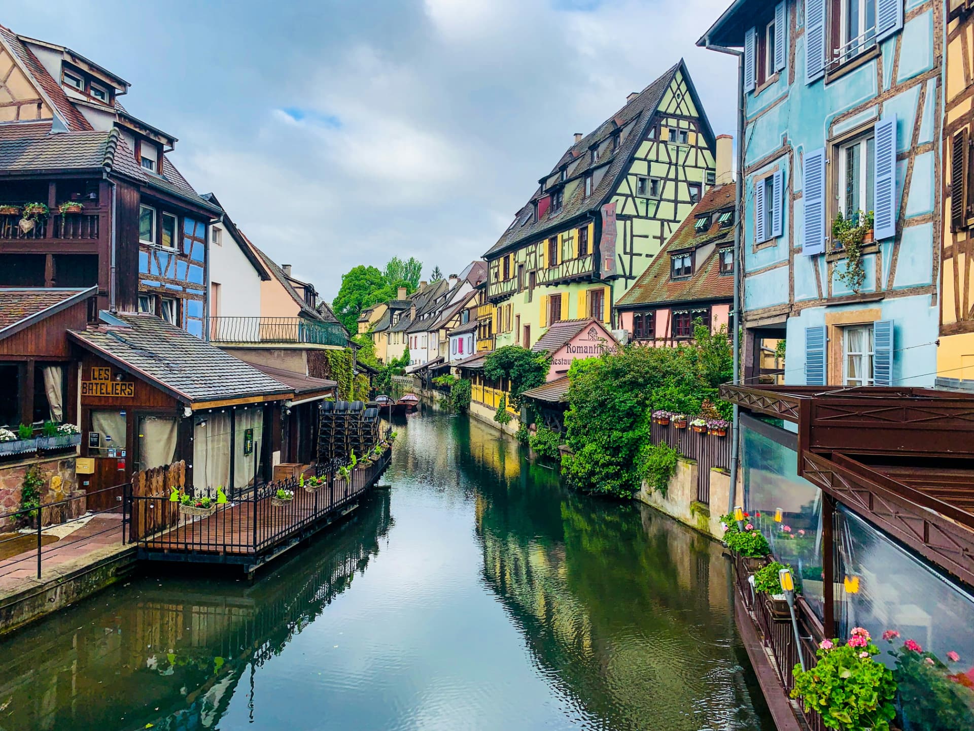Casas tradicionales junto al canal en la Pequeña Venecia de Colmar