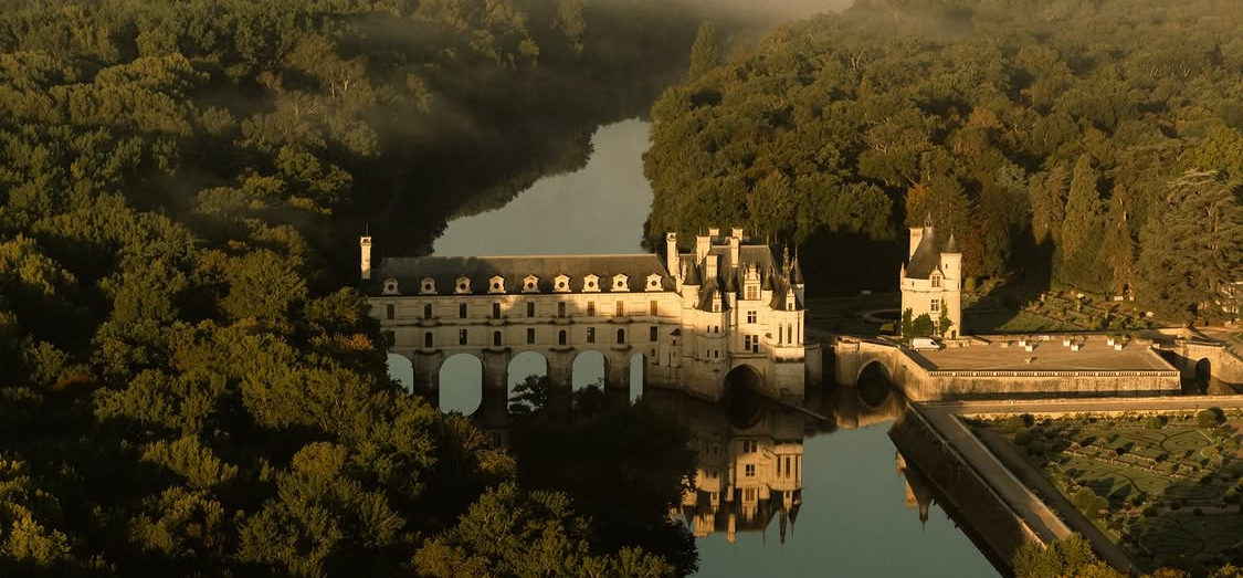 Castillo de Chenonceau reflejado en el río al amanecer