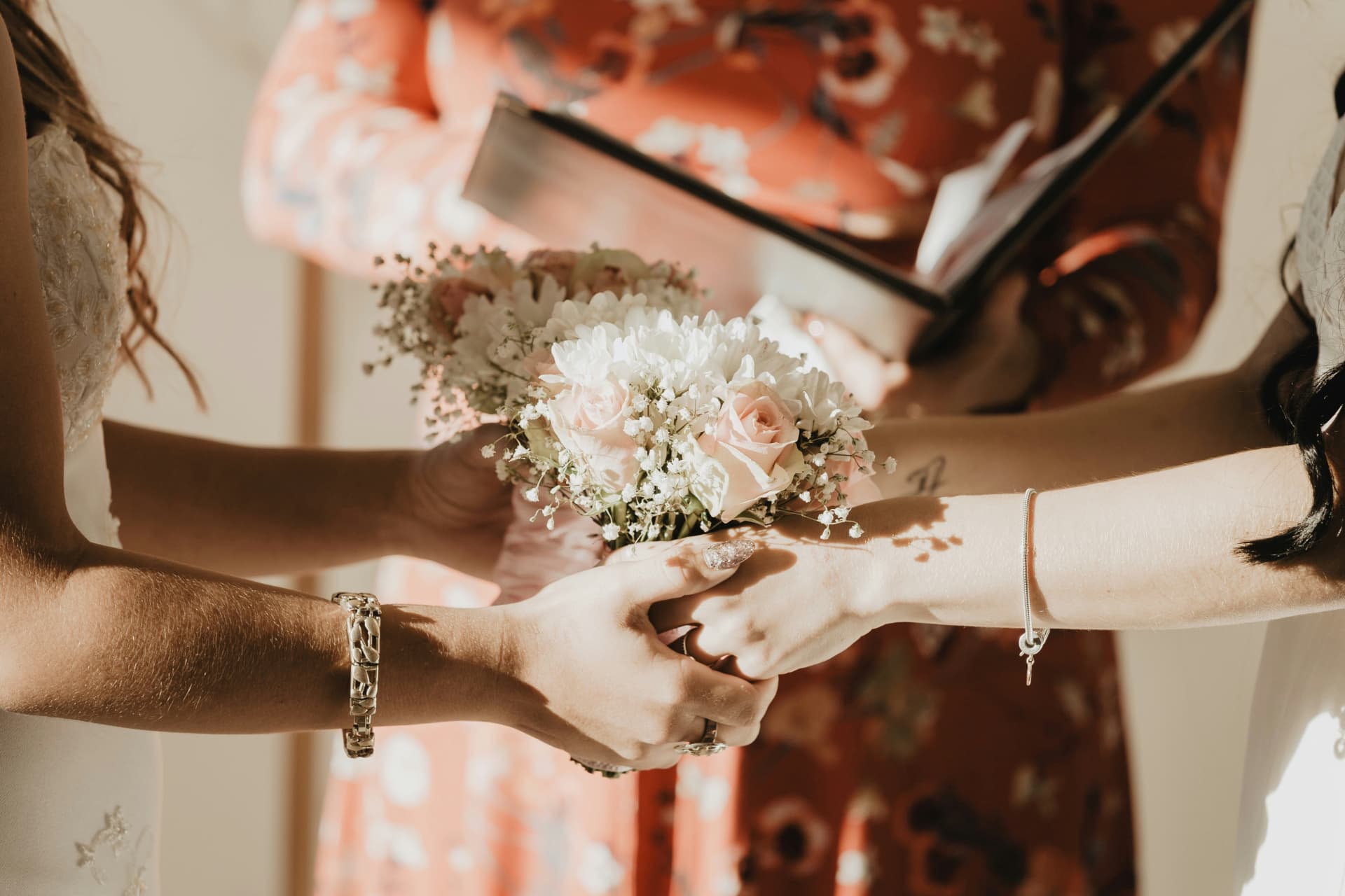 Dos novias tomadas de la mano durante la ceremonia