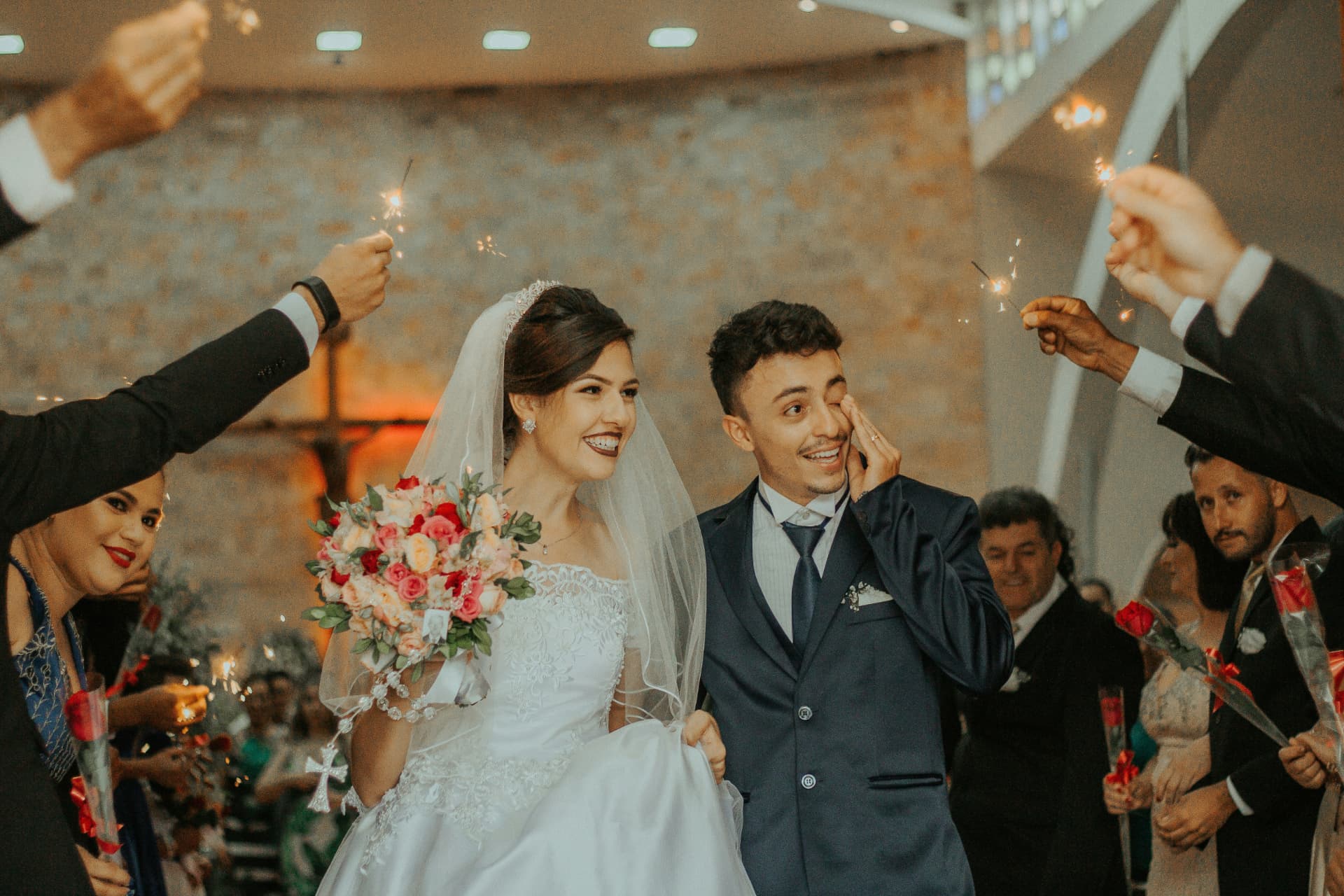 Salida de los novios entre bengalas