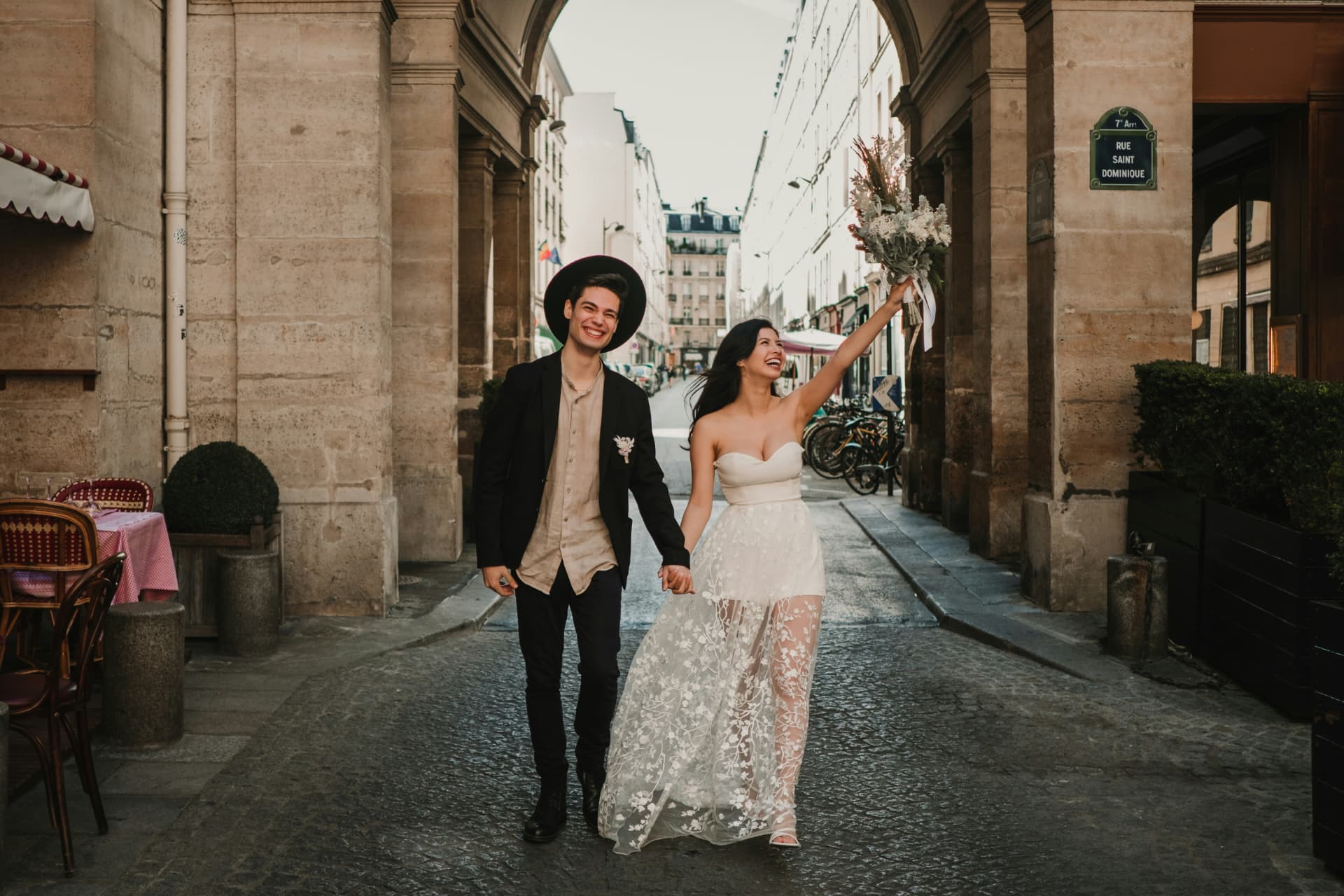 Novios paseando por la rue Saint-Dominique en París