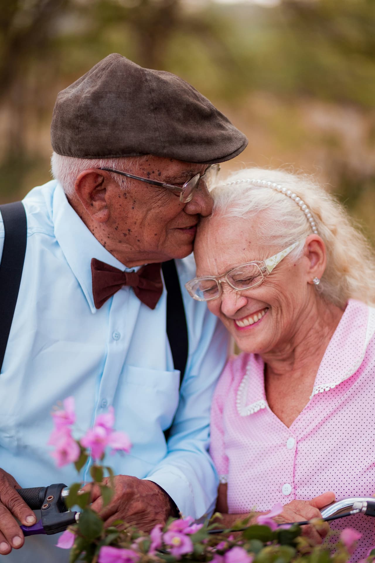 Pareja celebrando su aniversario entre flores