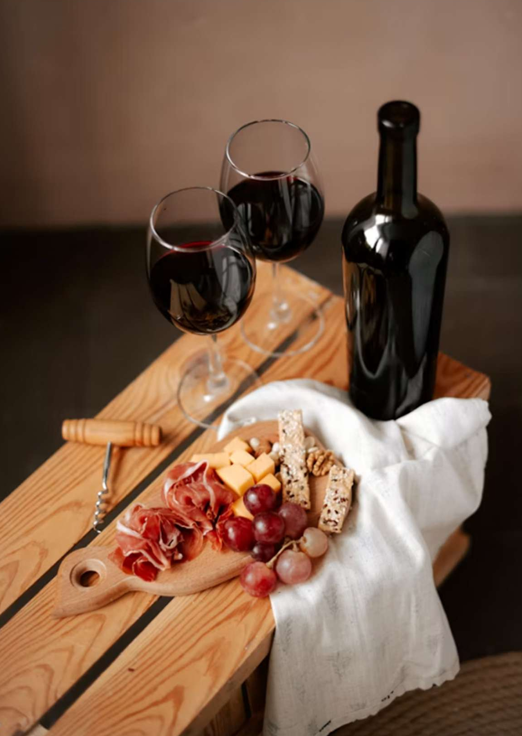 Tabla de quesos y embutidos con vino tinto