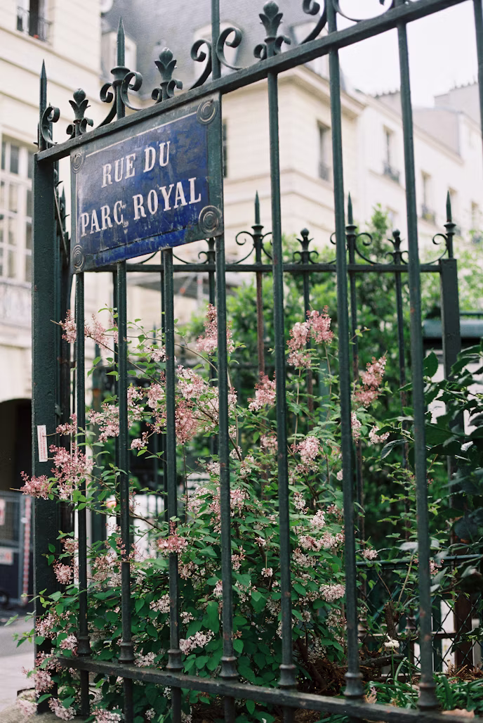 Placa de la rue du Parc Royal entre flores