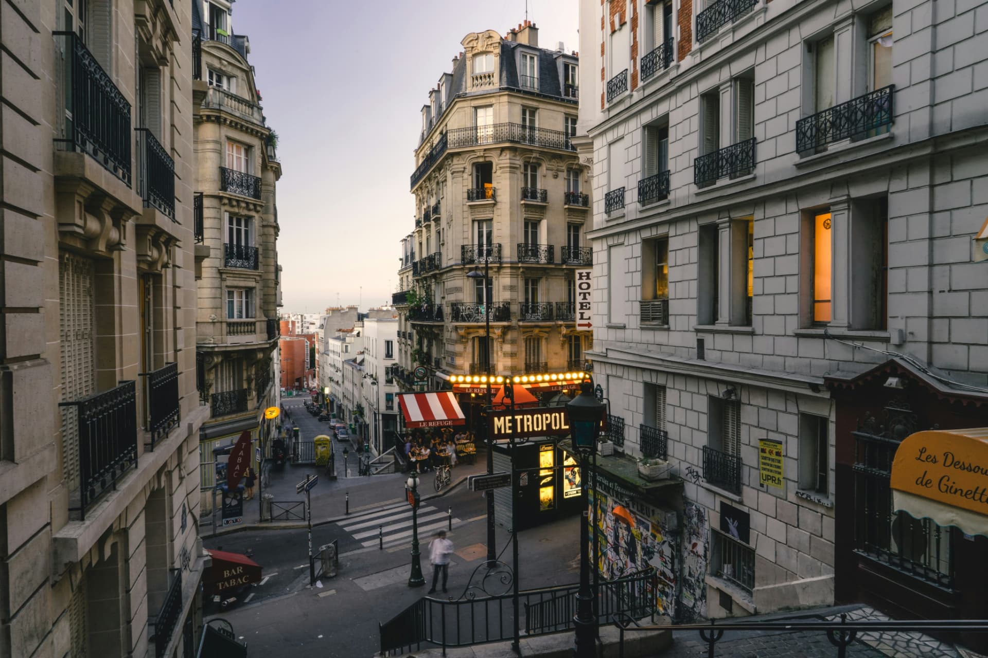 Calle de Montmartre al amanecer