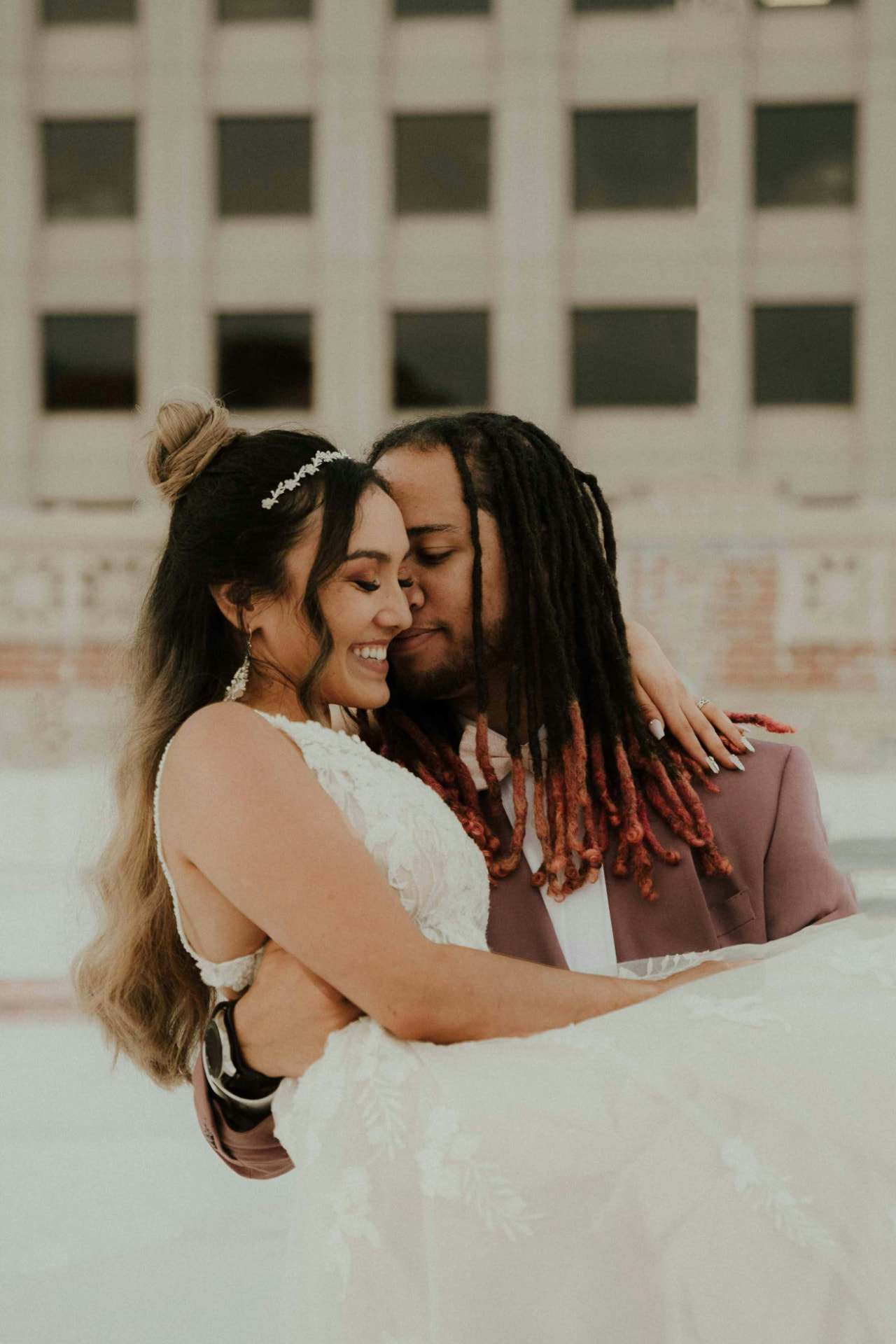 Novios abrazándose en la ciudad