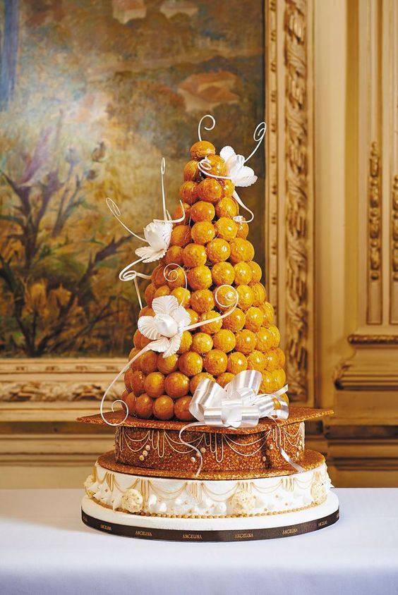 Pieza montada de dulces glaseados decorada con lazos blancos