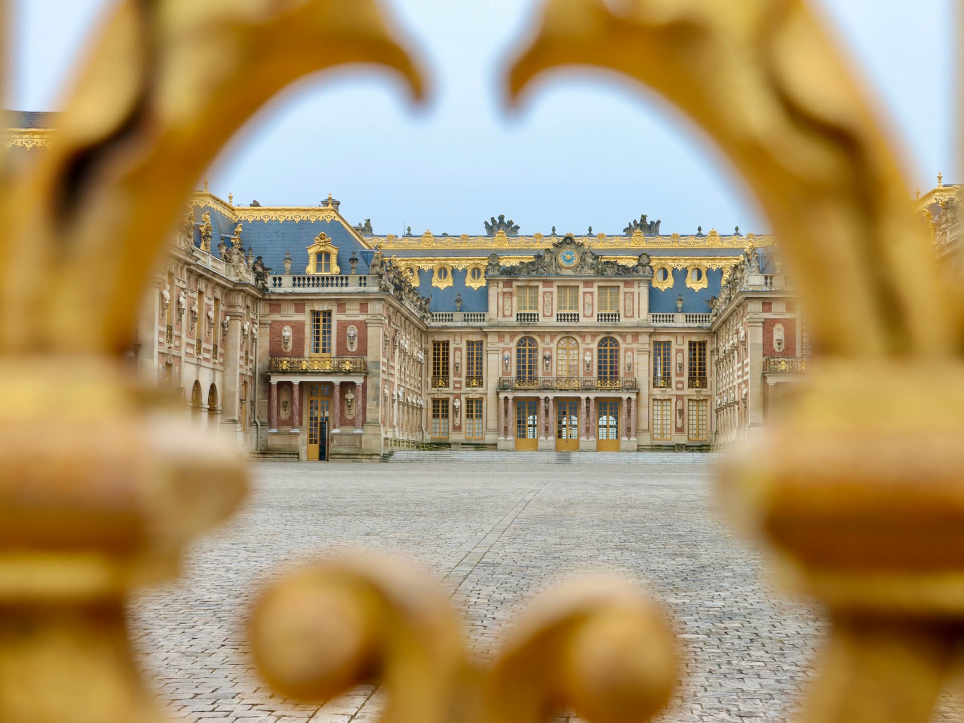 Palacio de Versalles visto entre las rejas doradas