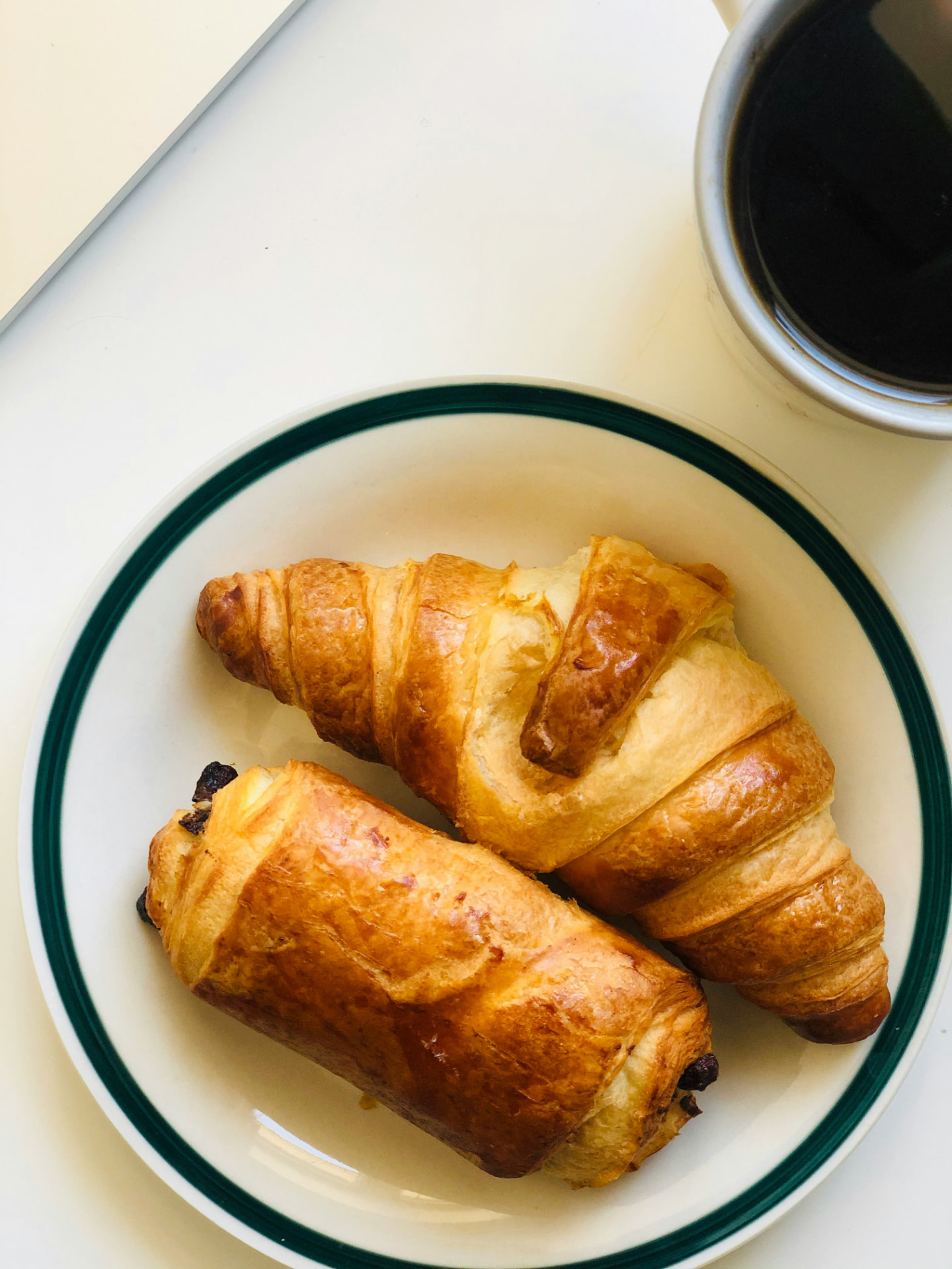 Croissants y café para un desayuno parisino