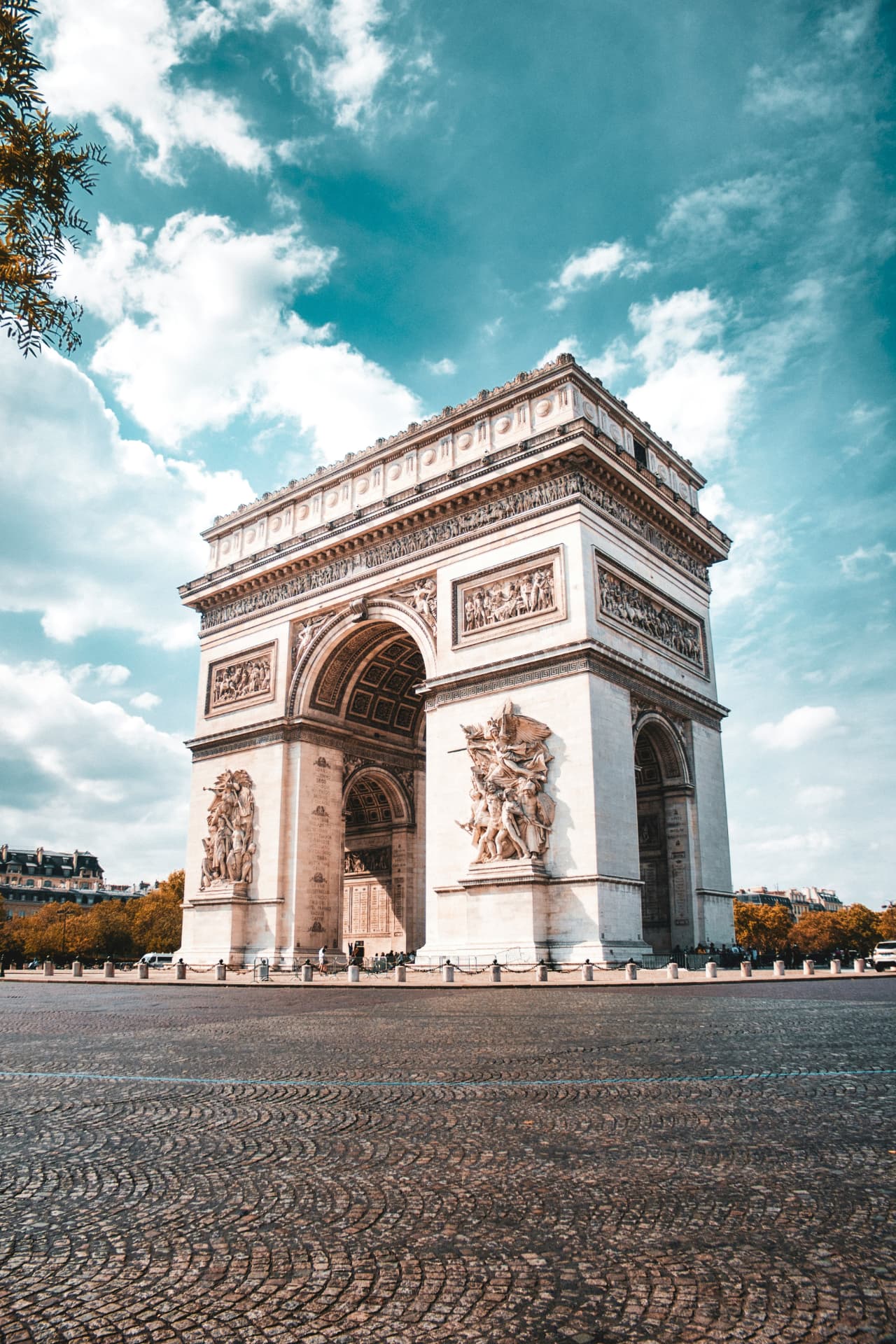 Arco del Triunfo bajo un cielo azul