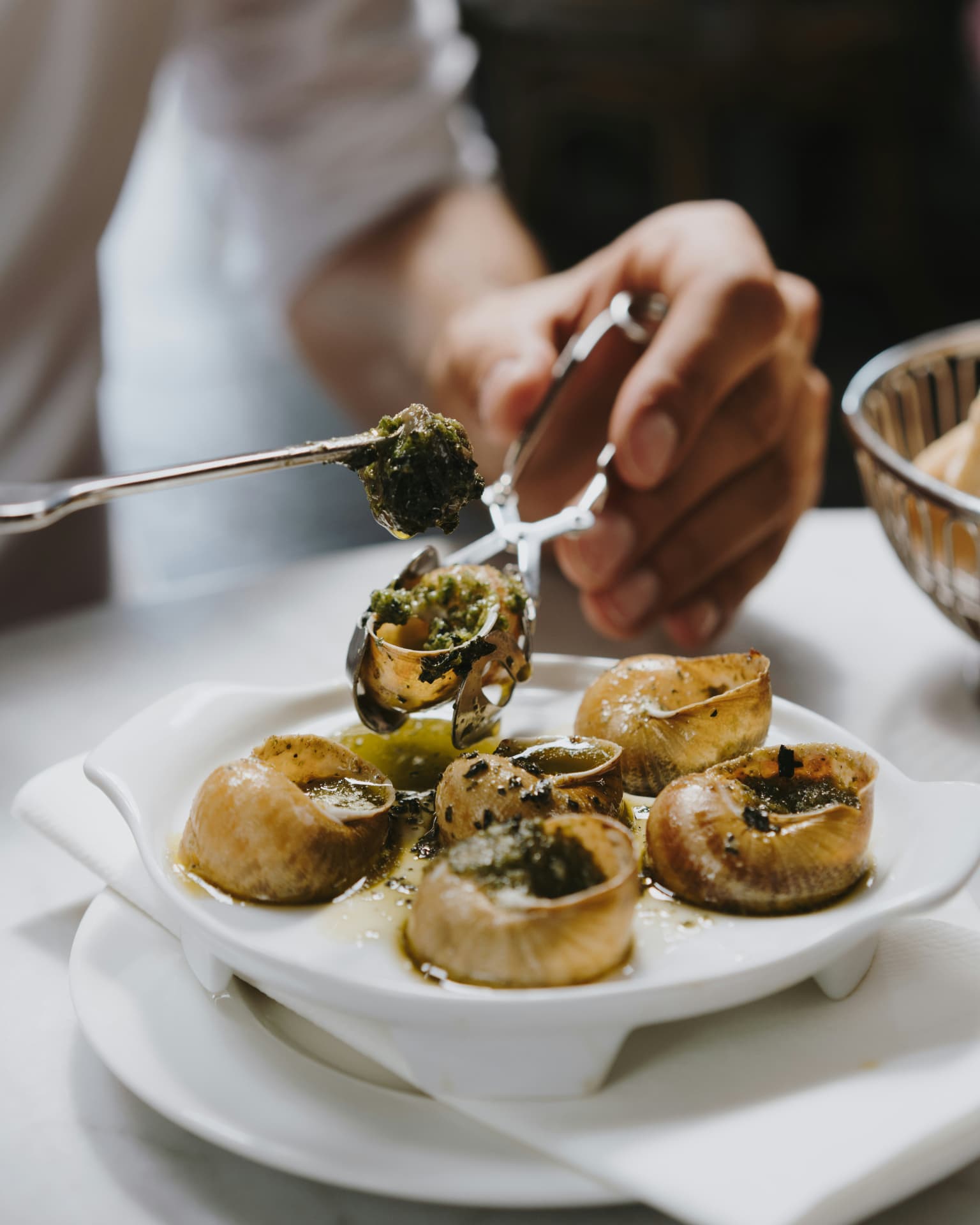 Escargots de Borgoña servidos en su plato tradicional