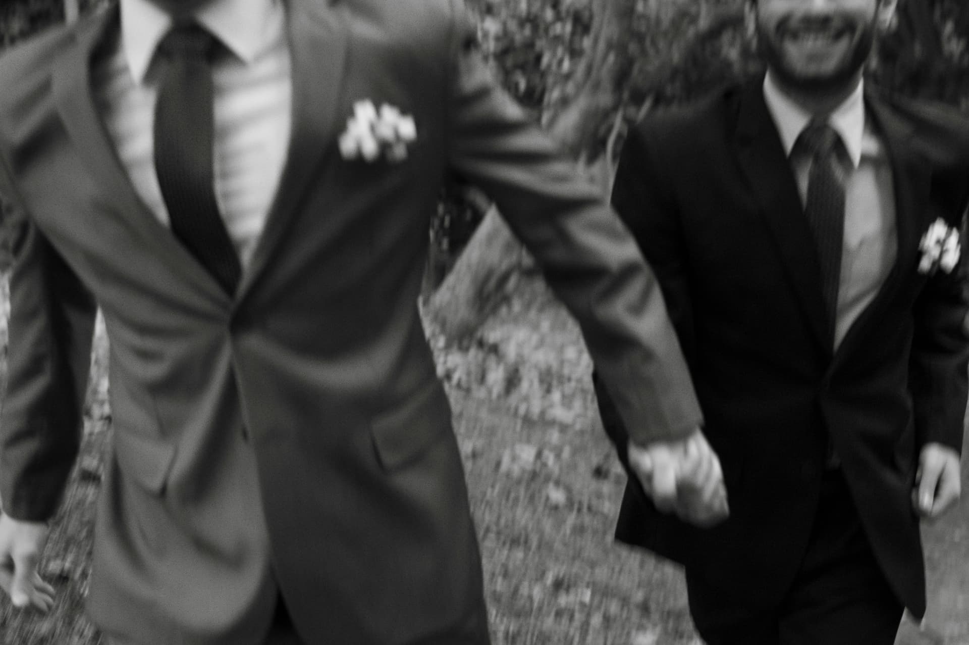Novios paseando, foto en blanco y negro