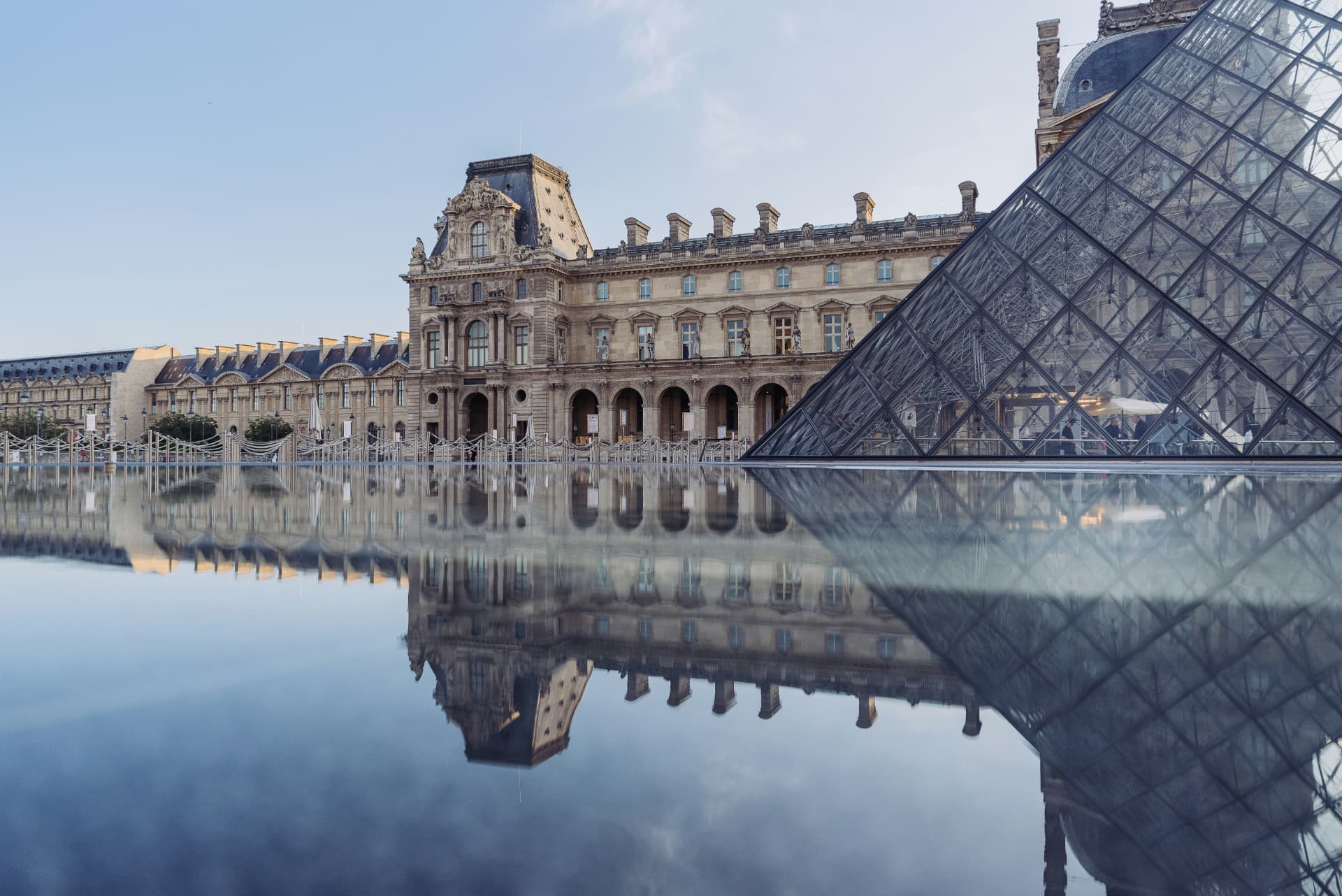 Pirámide del Louvre reflejada en el agua