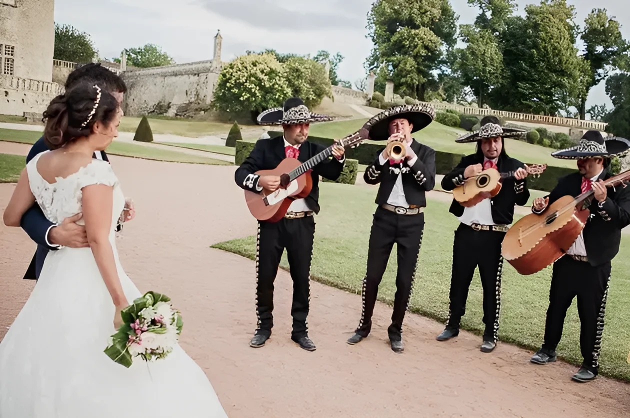 Mariachis animando una boda en un château francés