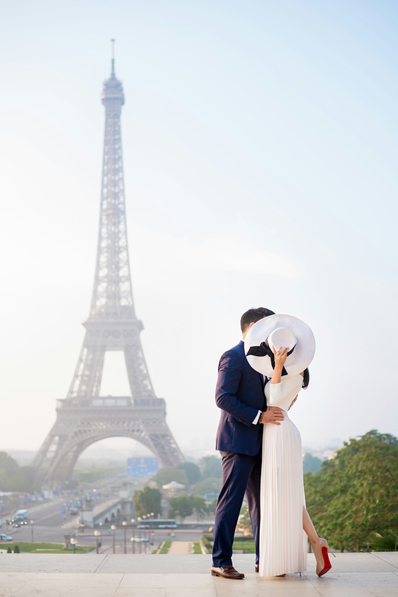Pareja de novios con la Torre Eiffel de fondo