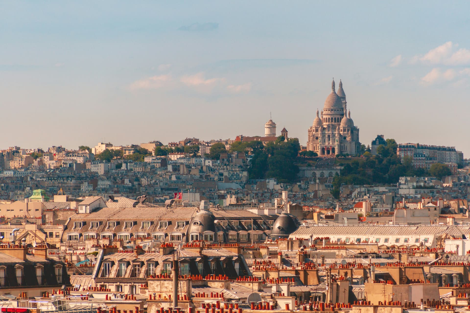 Tejados de París con el Sacré-Cœur al fondo