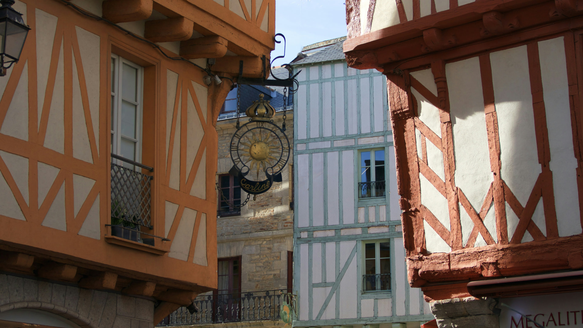 Casas a entramado de maderas en Vannes, Bretaña, iluminadas por el sol