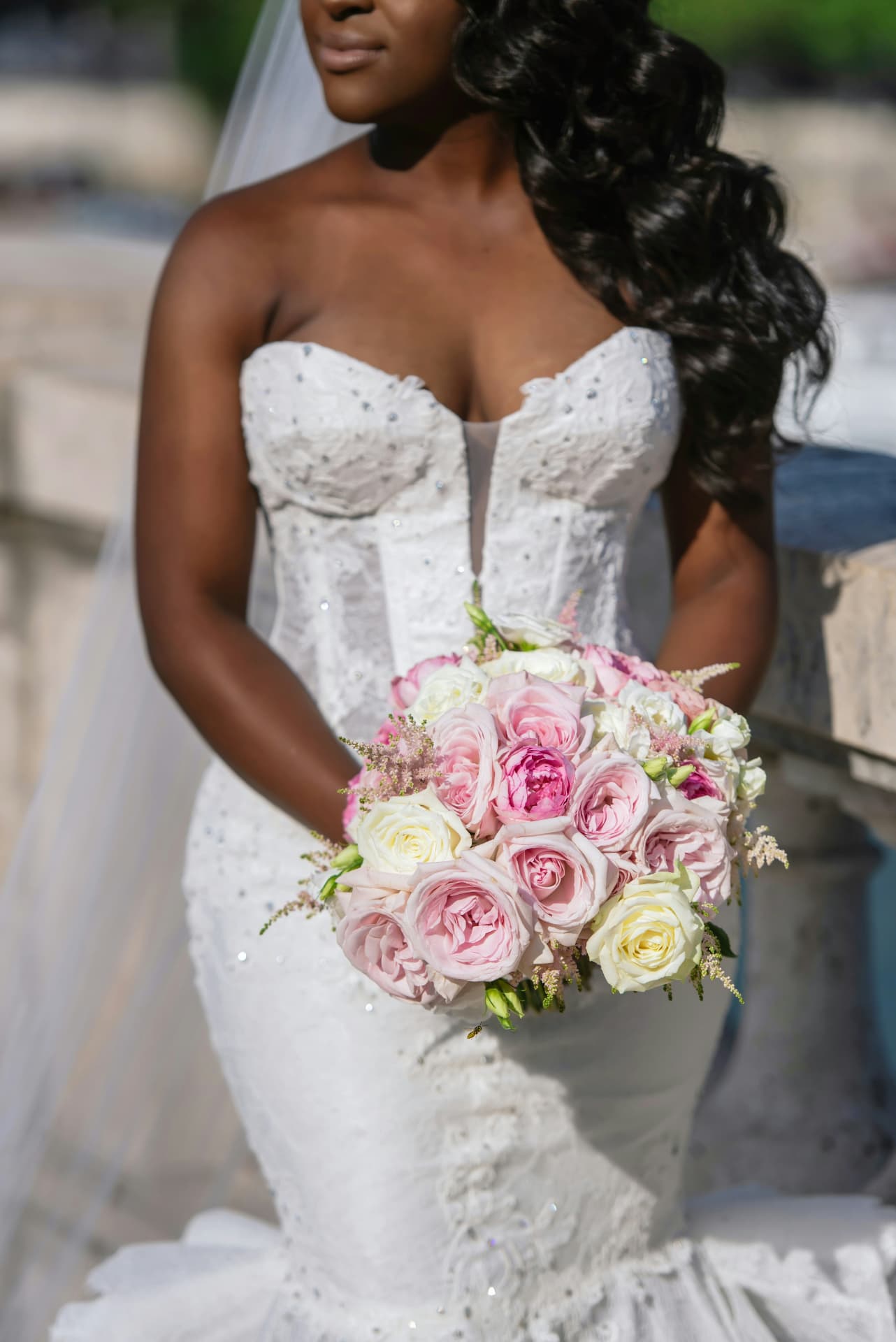 Novia con un ramo de rosas rosadas y blancas