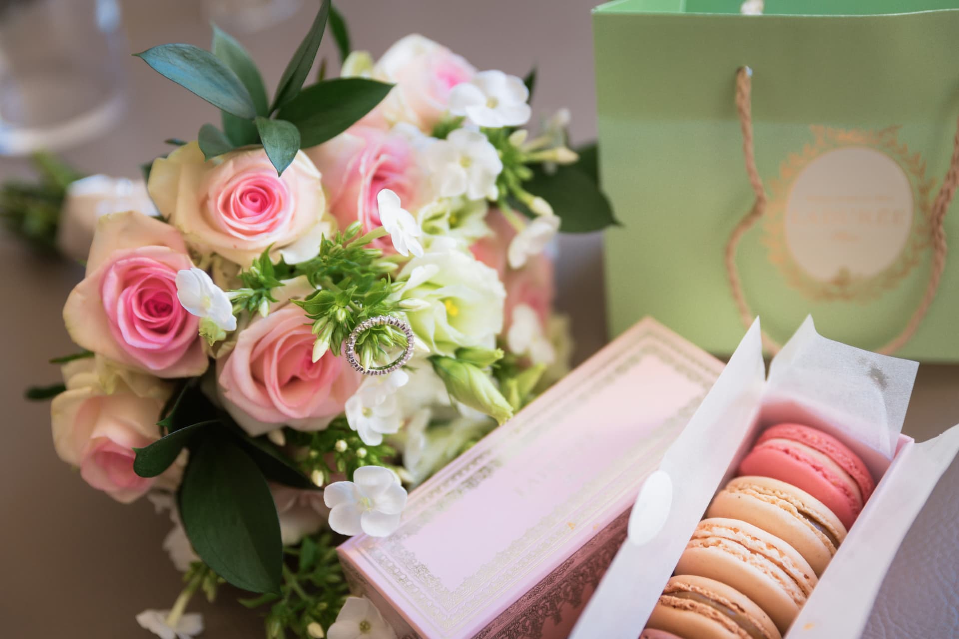 Ramo de novia junto a una caja de macarons