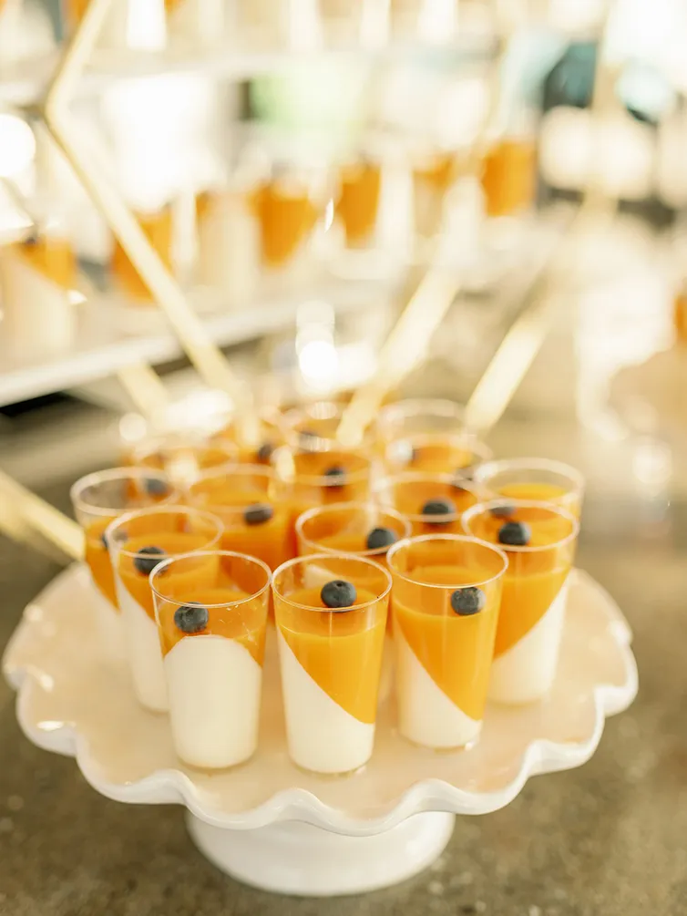 Verrines gastronómicas decoradas con arándanos
