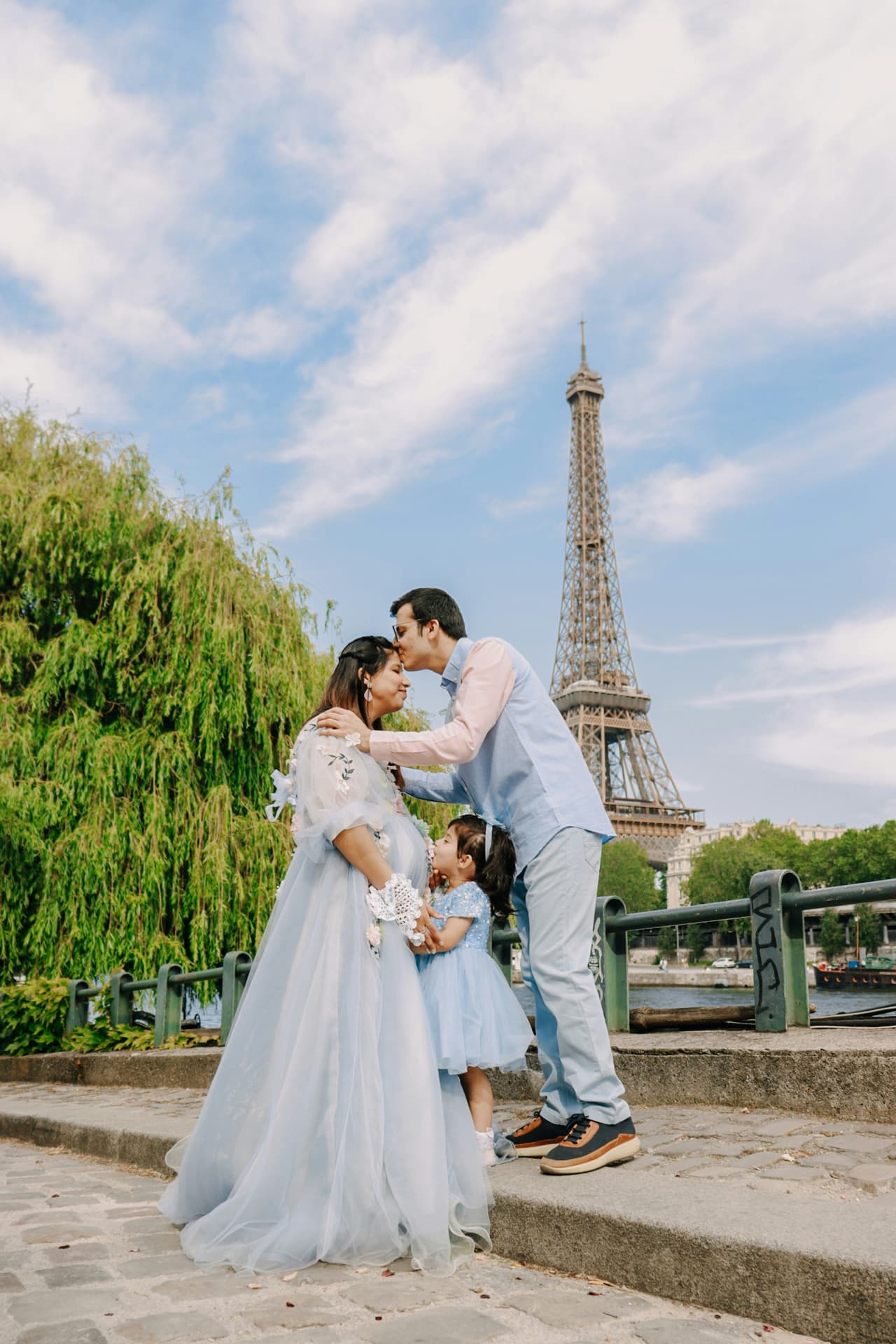Familia celebrando junto a la Torre Eiffel