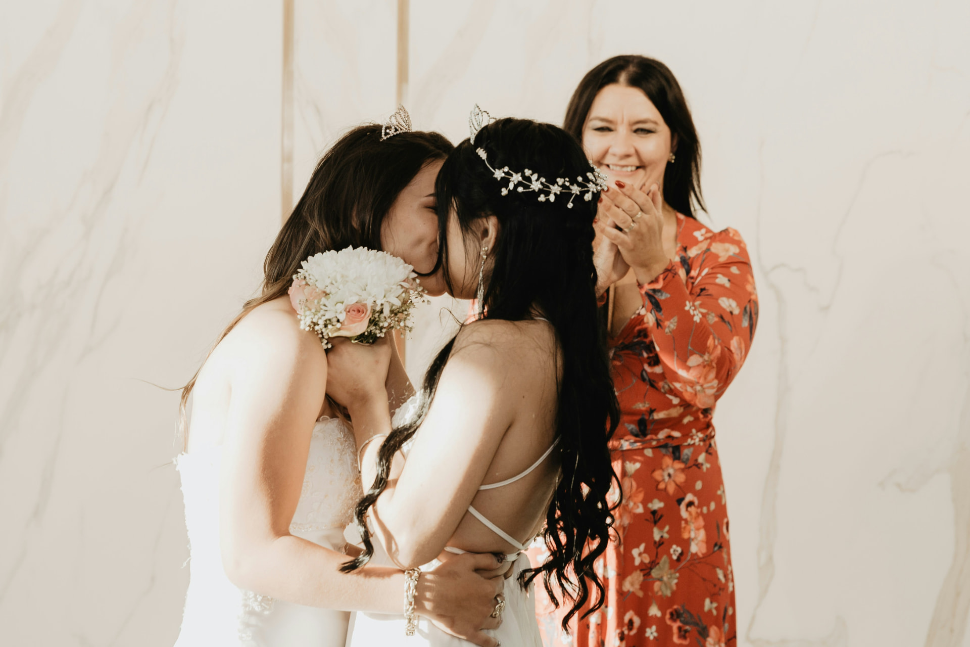 Dos novias besándose durante su celebración