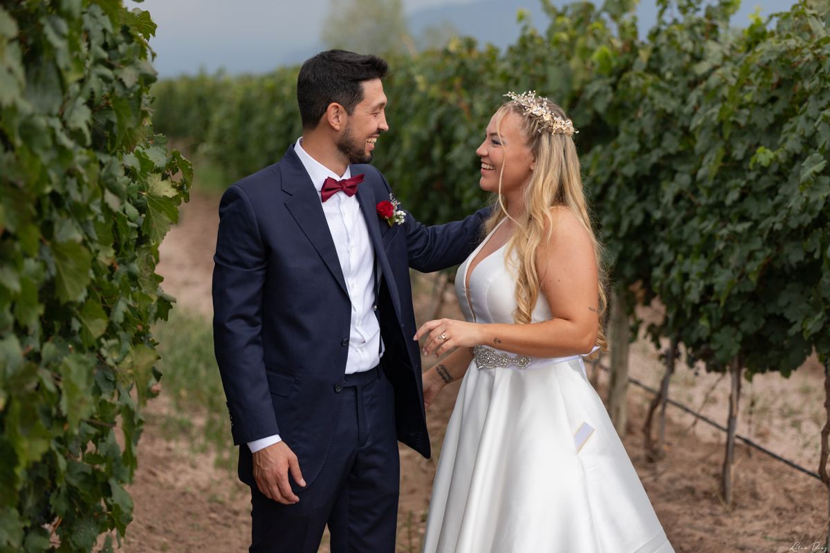 Pareja celebrando su boda entre viñedos